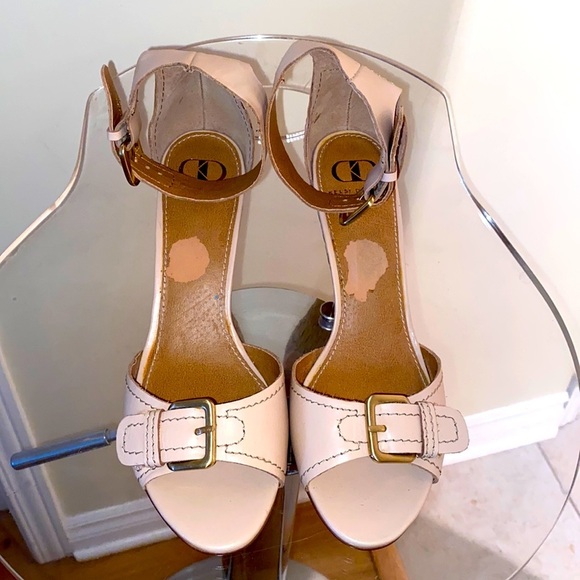Kelsi Dagger Shoes - ✅Kelsi Dagger light cream & gold buckle wedge sandals  w/ ankle fasteners 👡